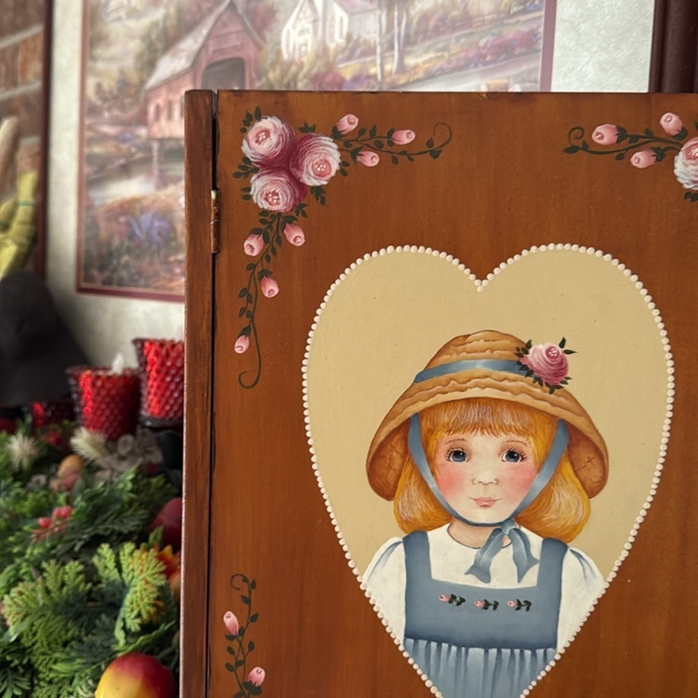 Rare Vintage 1971 Handmade Amish Girl Heart-Shaped Folk Art Wood Box Collectible - Picture 7 of 8